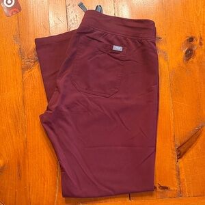 figs, Livingston, maroon size large regular
